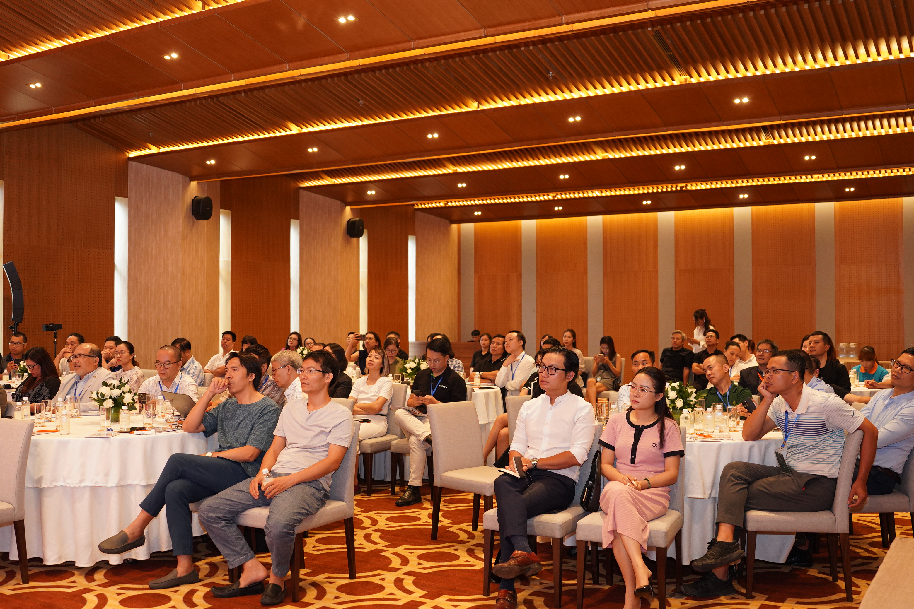 SỰ KIỆN MỞ MÀN CHUỖI TALKSHOW "GIẢI MÃ KINH DOANH" THÀNH CÔNG RỰC RỠ 7 1 20240709101500703 VAN08932