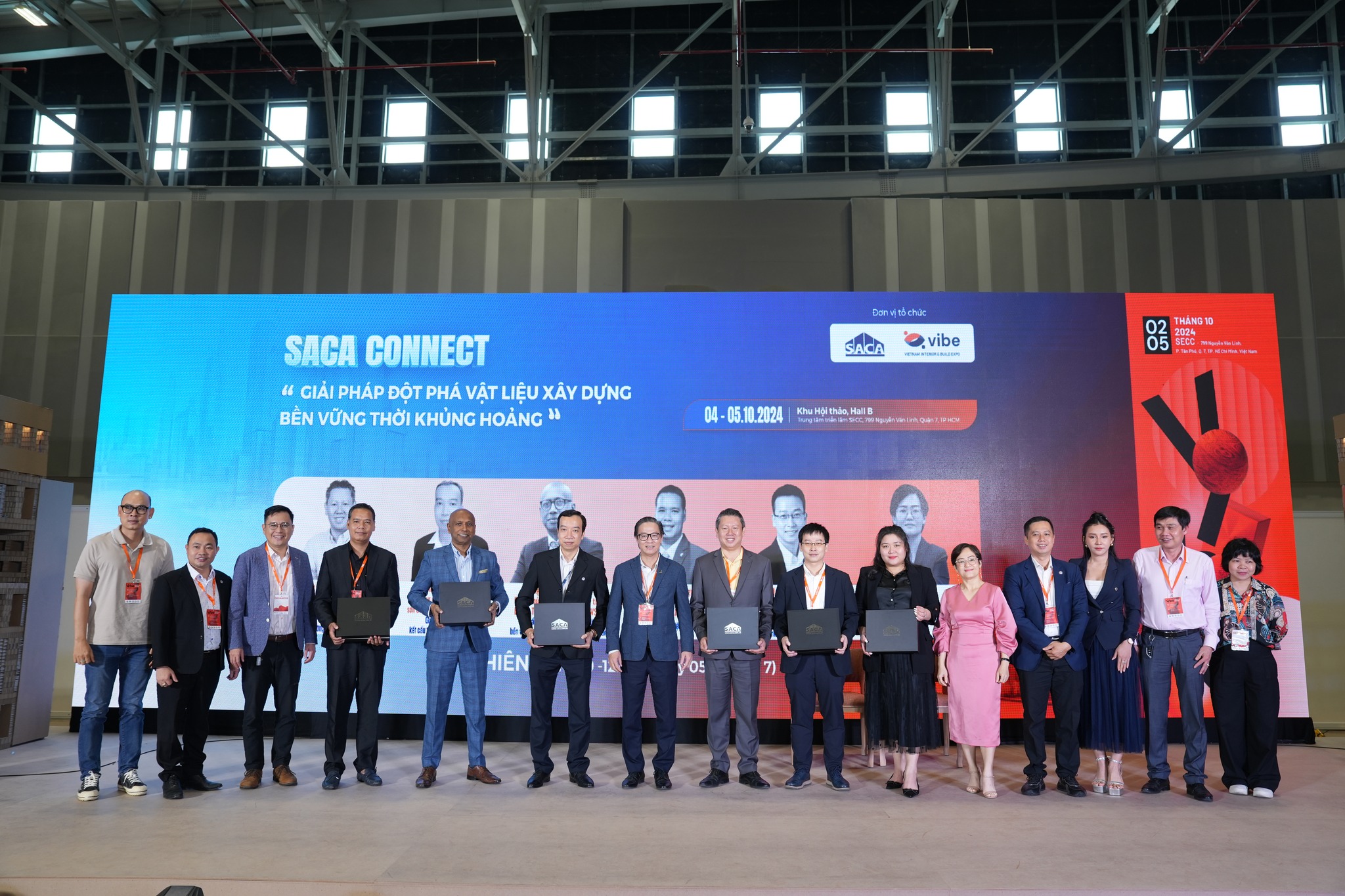 TRI ÂN CÁC DIỄN GIẢ TẠI CHƯƠNG TRÌNH SACA CONNECT TRONG KHUÔN KHỔ TRIỂN LÃM VIBE 2024 3 1 20241021151345717 3