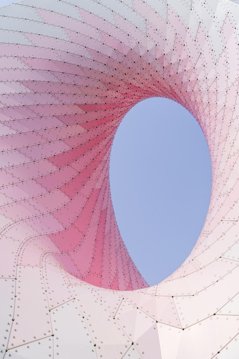 Pavilion Hoa Anh Đào Của Marc Fornes / Theverymany Mở Ra Không Gian Vui Chơi Và Nghỉ Ngơi Ở Đài Loan 7 Không gian bên trong công trình cao và uốn lượn, mở ra như những cánh hoa