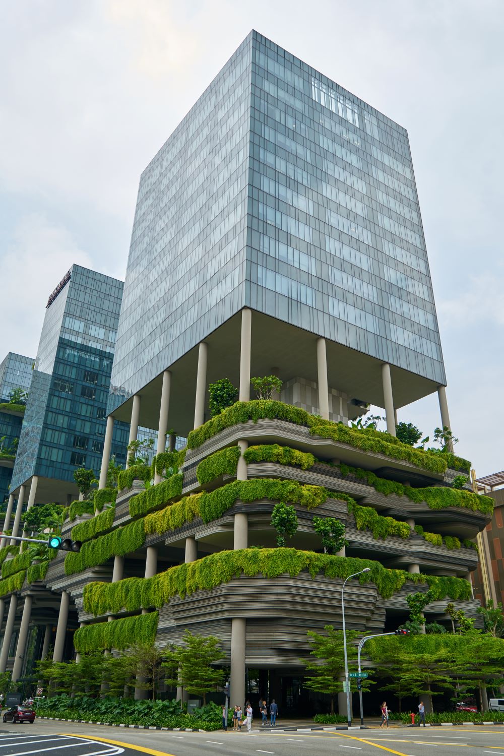 Cách Các Công Ty Xây Dựng và Nội Thất Có Thể Bắt Kịp Xu Hướng Phát Triển Bền Vững 2 building with gardens ground floor