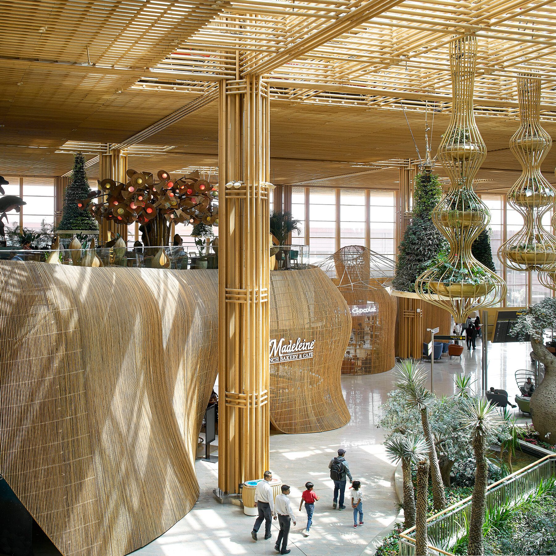 Đột phá nghệ thuật với mây tre uốn lượn tại Sân bay Quốc tế Kempegowda 6 enter projects SOM kempegowda international airport interiors designboom 06a