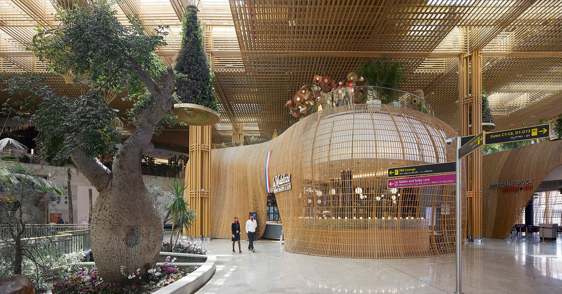Đột phá nghệ thuật với mây tre uốn lượn tại Sân bay Quốc tế Kempegowda 4 enter projects SOM kempegowda international airport interiors designboom 08a