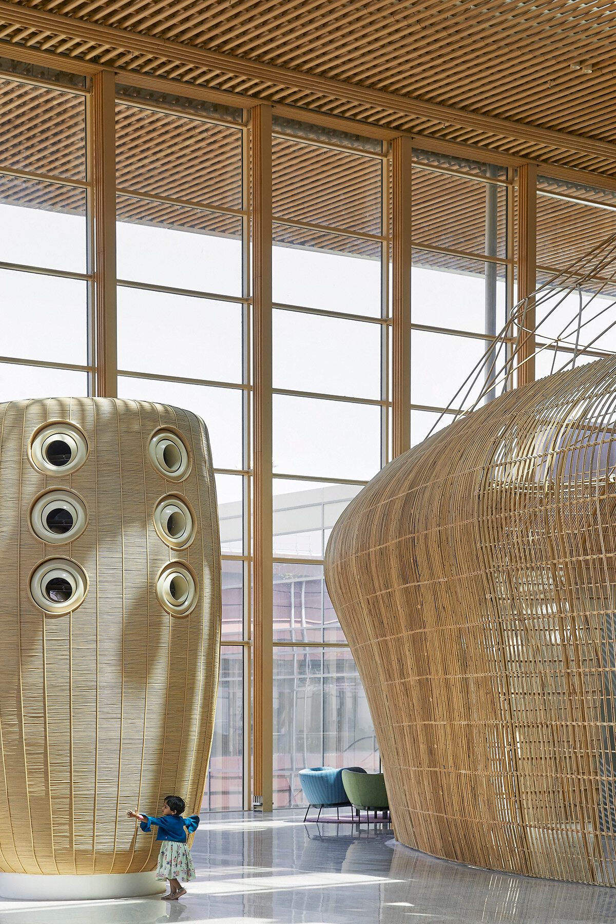 Đột phá nghệ thuật với mây tre uốn lượn tại Sân bay Quốc tế Kempegowda 3 enter projects SOM kempegowda international airport interiors designboom 09